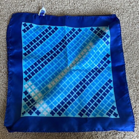 Scarf made in Japan 24” x 24” vintage poly blend graphci design - Picture 4 of 5